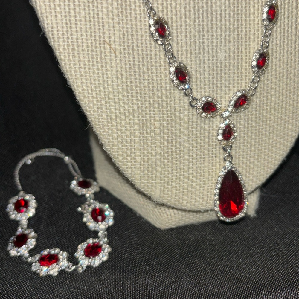 New Elegant Necklace and Bracelet